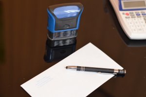la carta y el sello rectangular 