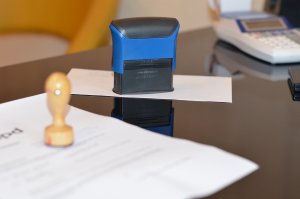 sello con una carta y un documento