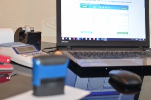sello con una carta y un ordenador