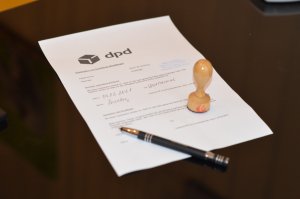 sello de madera en el documento