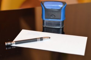 sello rectagular con una letra