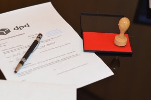 sello redondo con documento